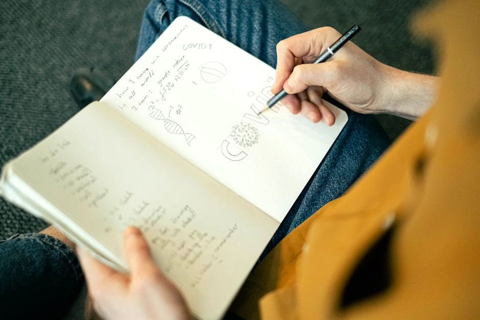 Osoba zapisující si strategické poznámky do zápisníku